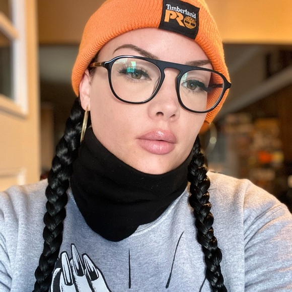 Meet your Posher! - Picture 1 of 4